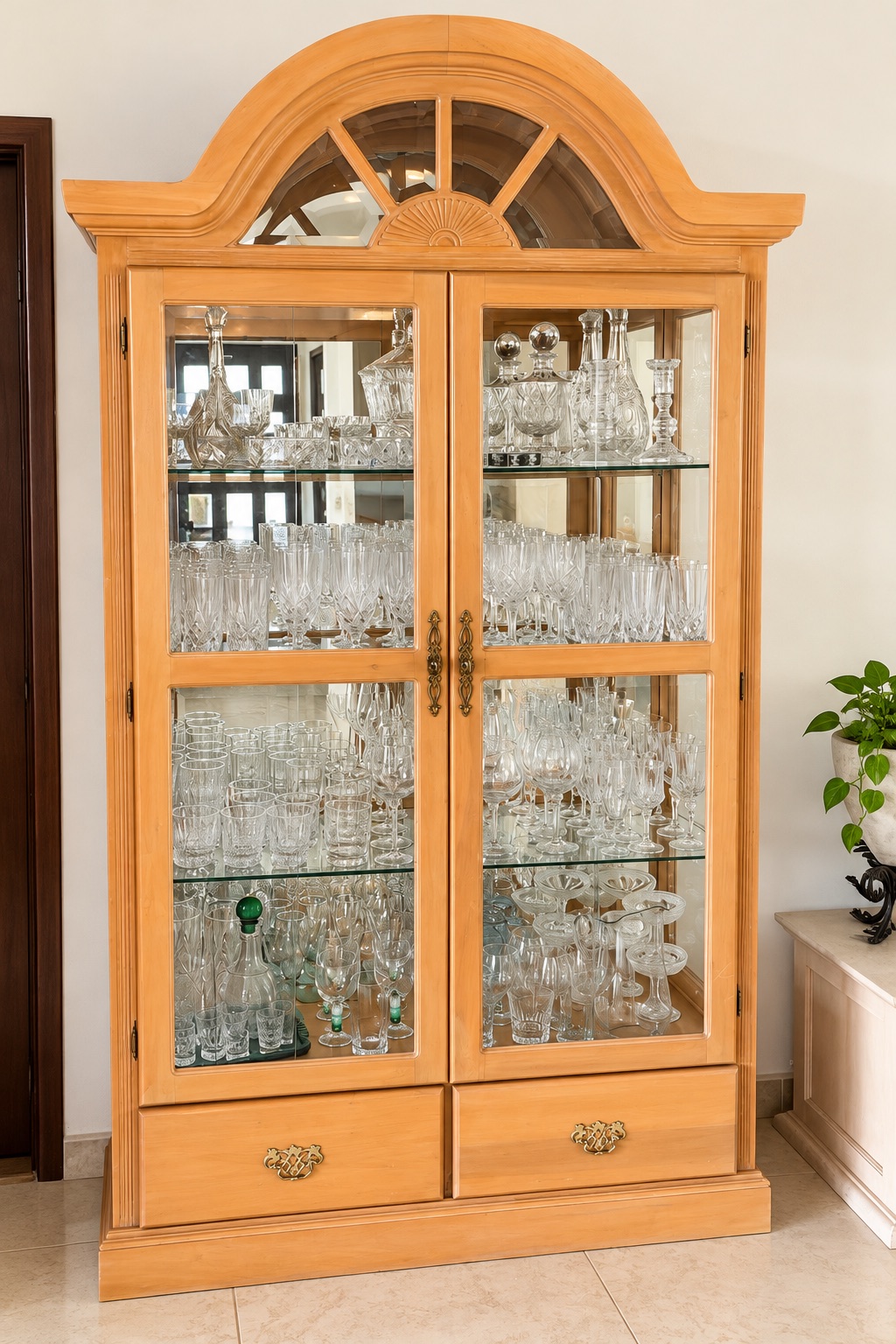 Vitrina clásica de madera