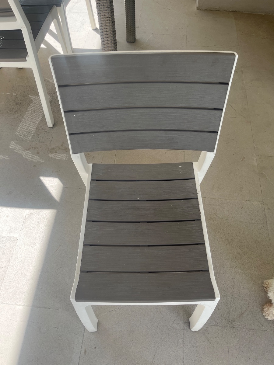 Silla Keter blanca con gris