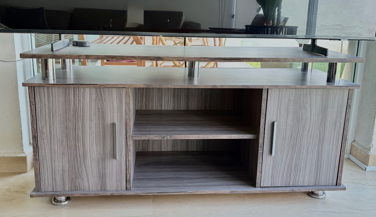 Mesa para TV modelo Vercelli, en excelentes condiciones.