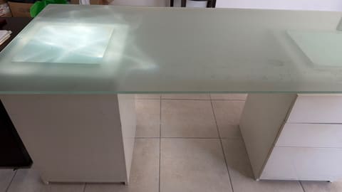 Escritorio de cristal esmerilado con cajonera