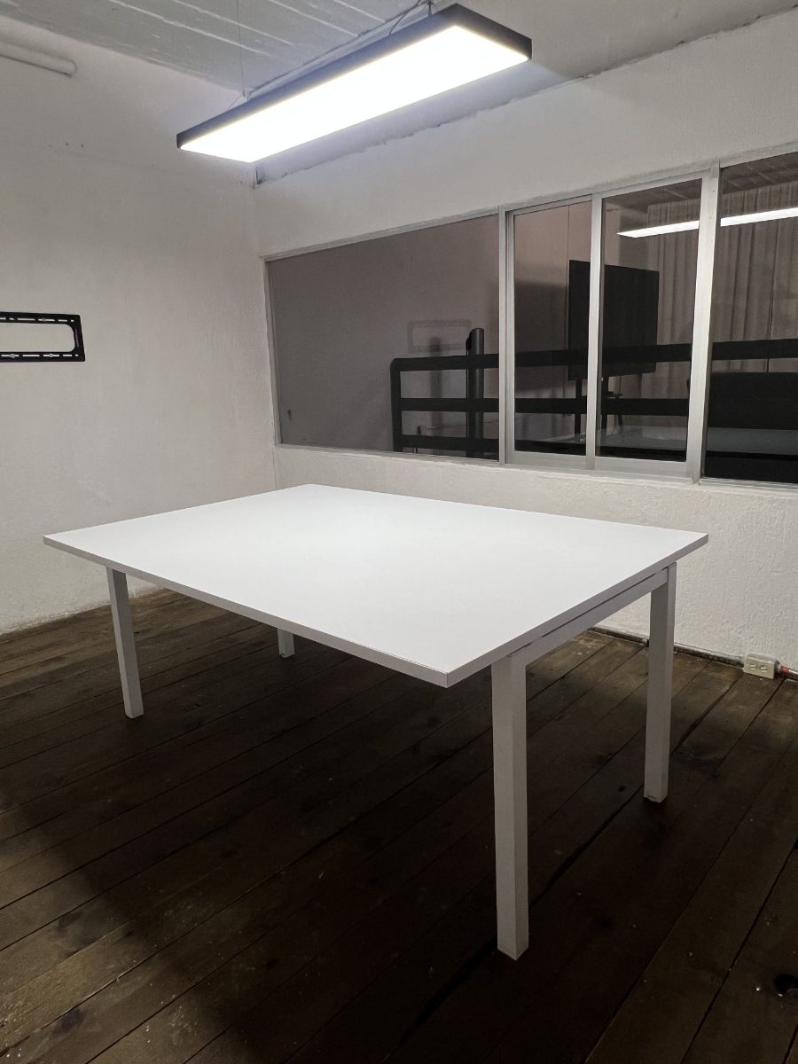 Mesa de trabajo blanca