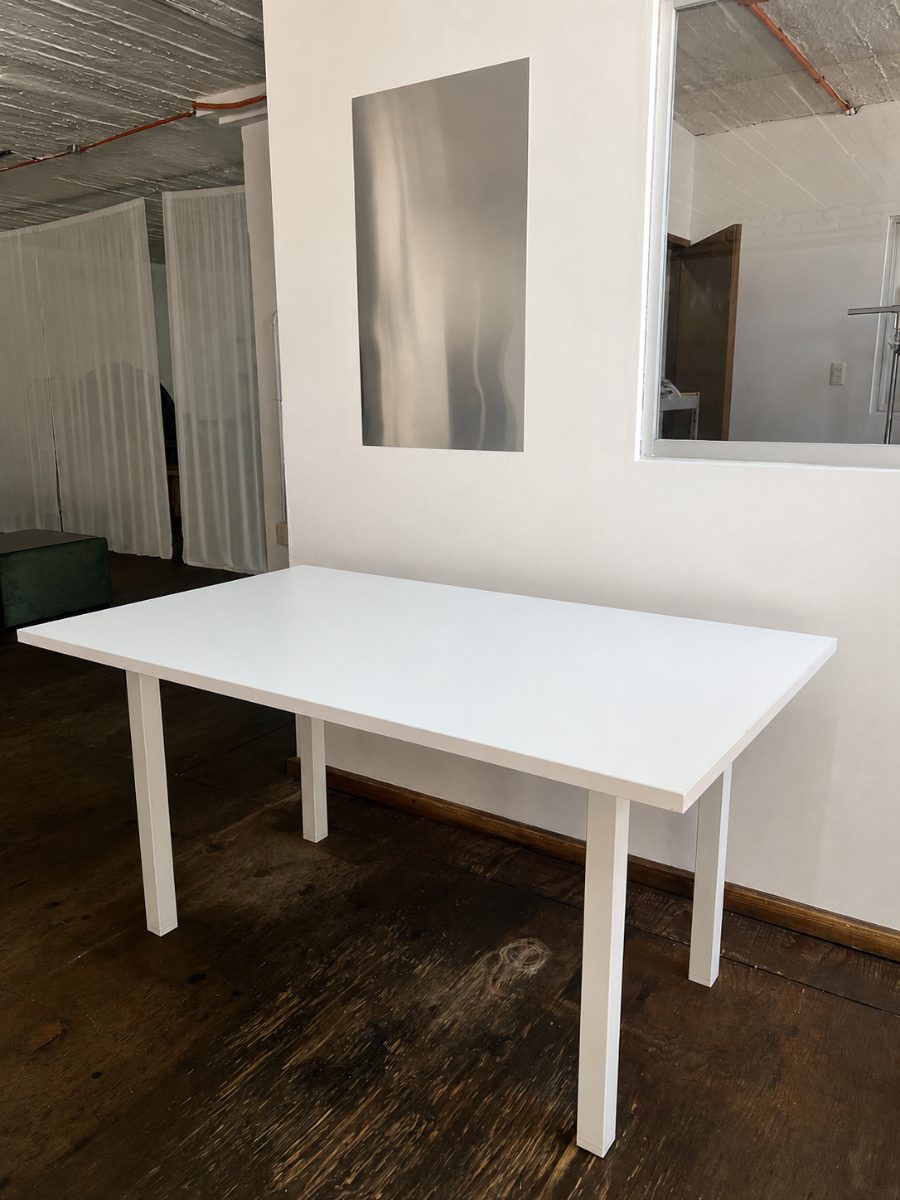 Mesa de trabajo blanca | Base metálica