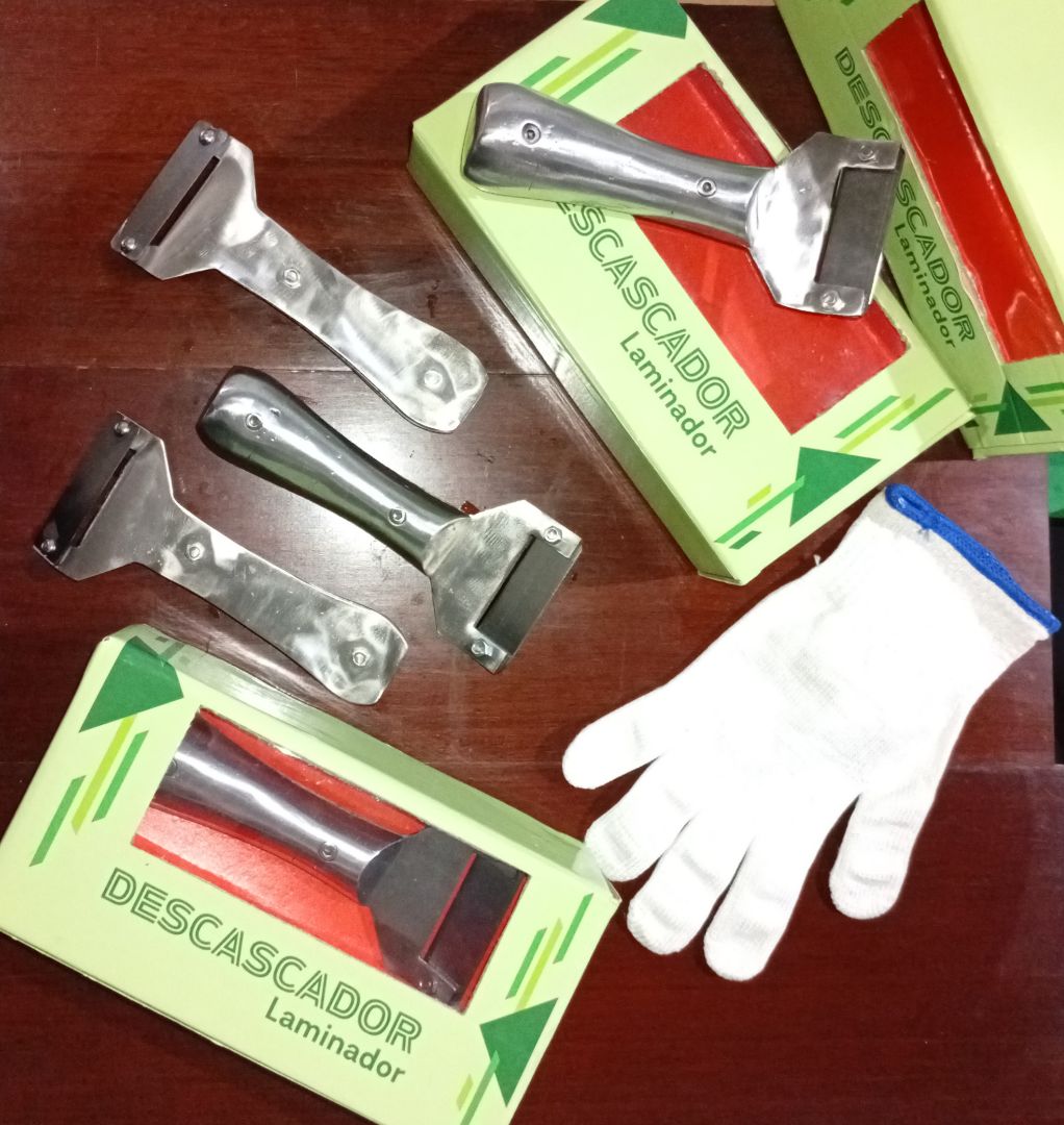 1 Descascador da mandioca + 1 luva resistente ao corte