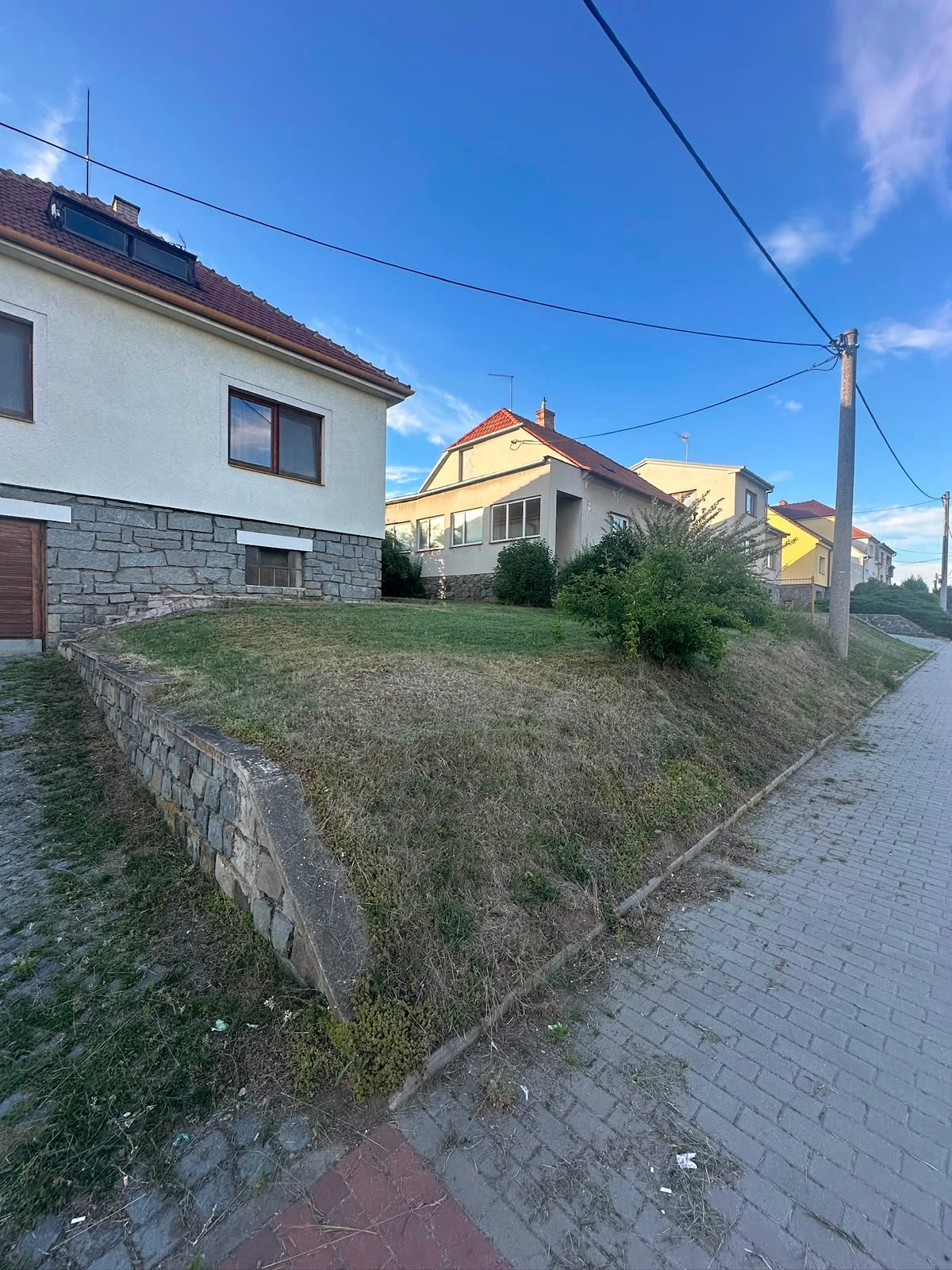 Úklid zahrady Rousínov — posečený trávník a odstraněné náletové dřeviny po realizaci (1)