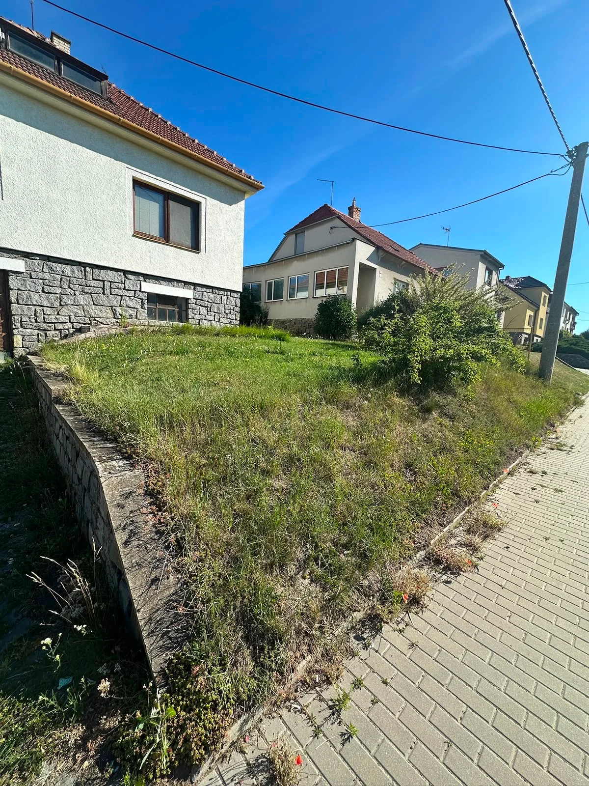 Zahrada v Rousínově, ul. Čechyňská — zahradnické služby, stav před úklidem (1)