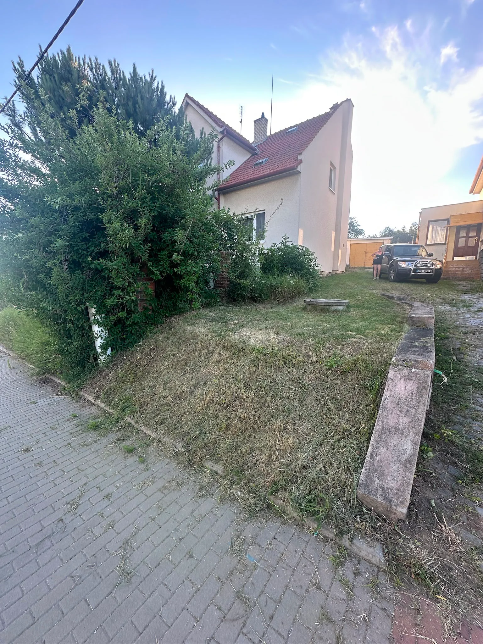 Úklid zahrady Rousínov — posečený trávník a odstraněné náletové dřeviny po realizaci (2)