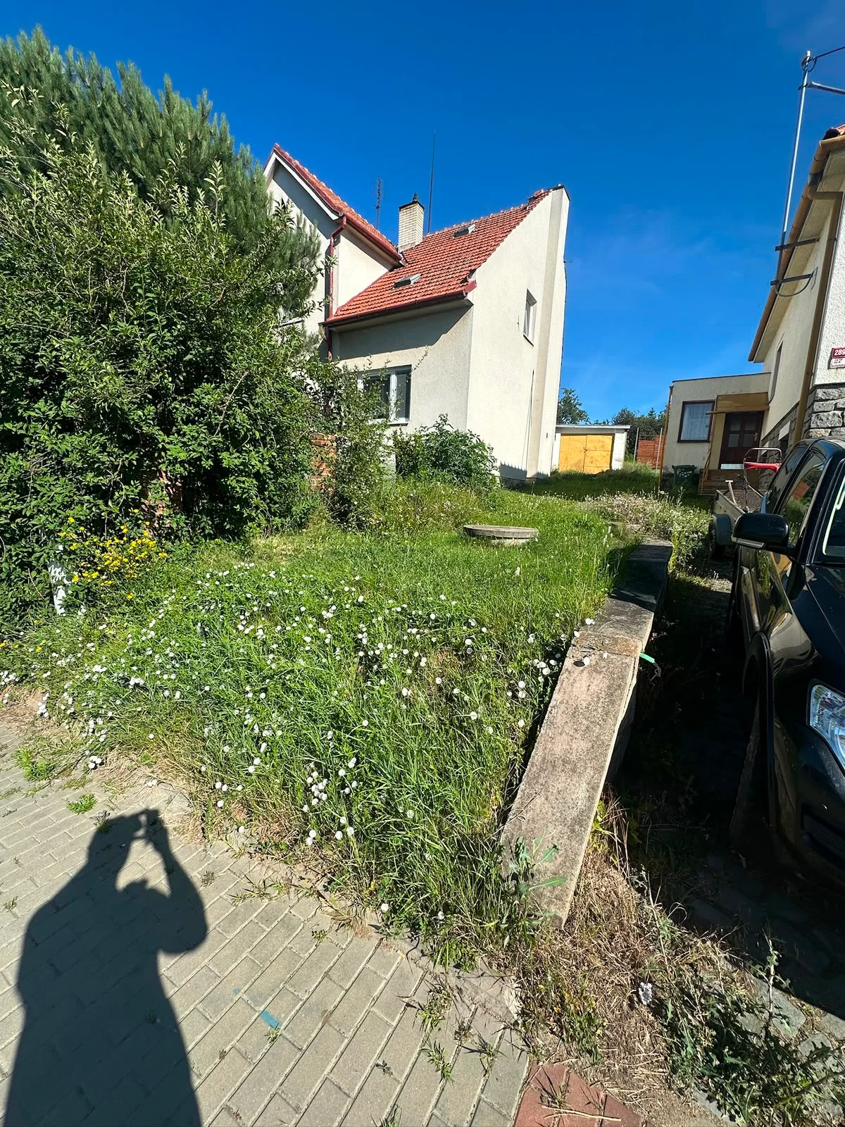 Zahrada v Rousínově, ul. Čechyňská — zahradnické služby, stav před úklidem (2)