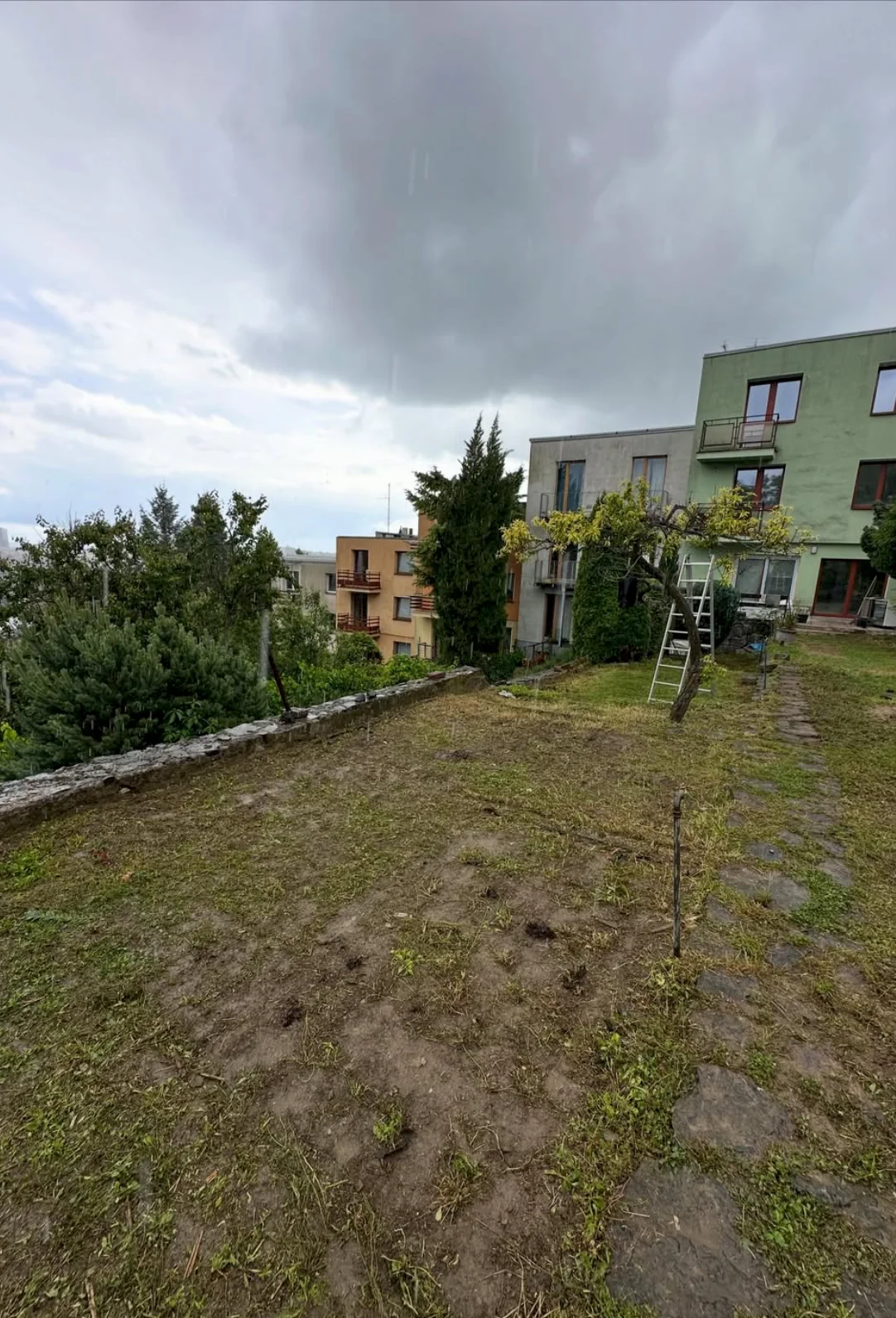 Údržba zahrady Královopolské Vážany — zahrada po prvním sekání a úklidu (1)