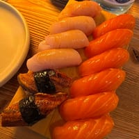Makanan yang disimpan di Eel Sushi Bar di Makan