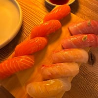 Makanan yang disimpan di Eel Sushi Bar di Makan