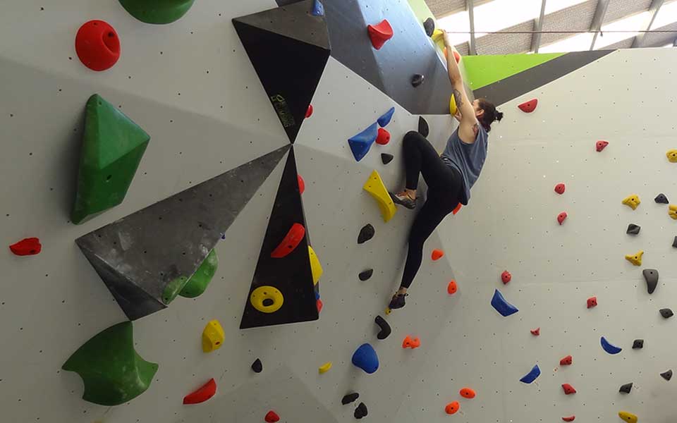 Route setter trabajando en una nueva ruta