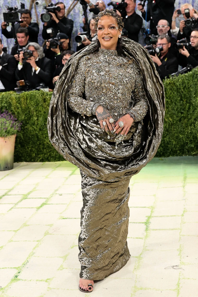 rihanna-2-met-gala-te-260504-22cbf8