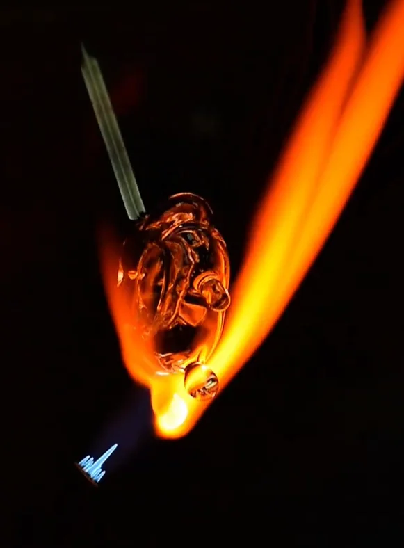 Proceso de vidrio soplado en la creación de joyería artesanal
