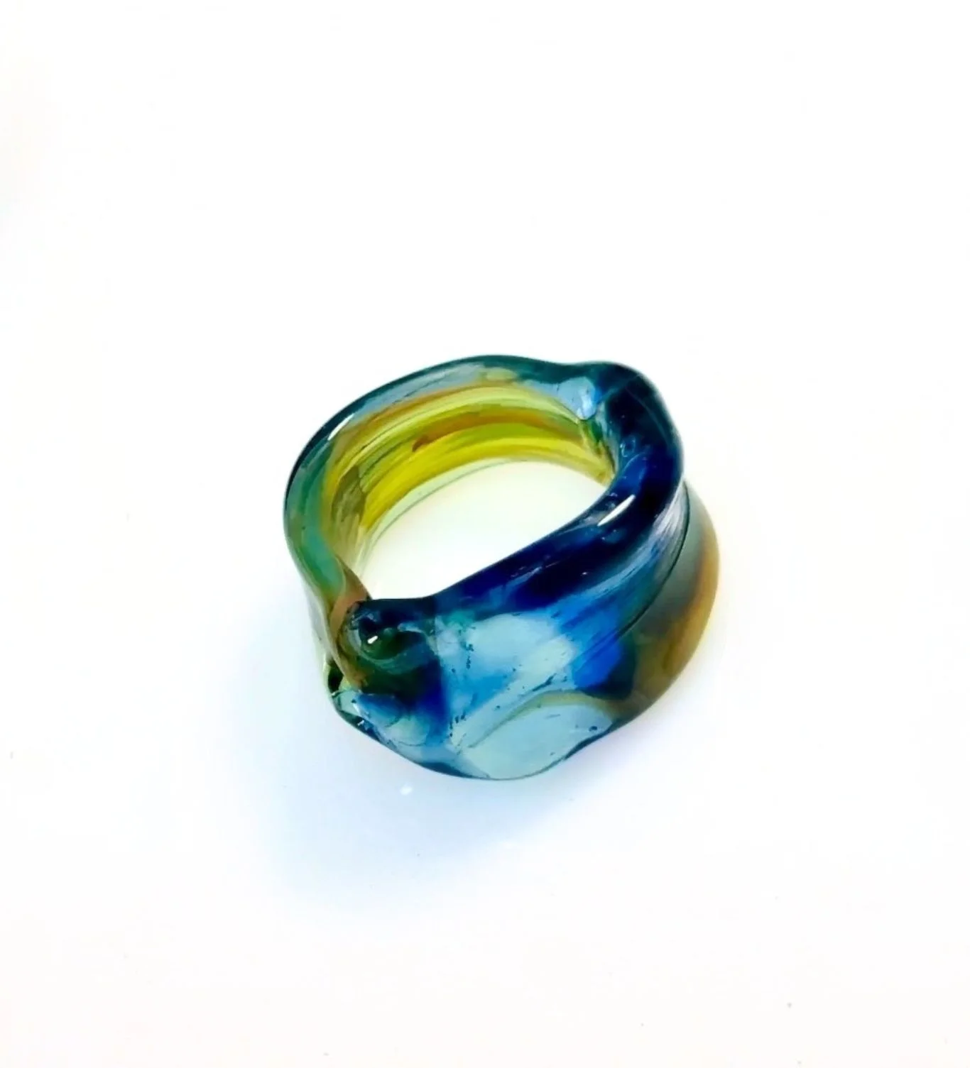 Anillo de vidrio artesanal en tonos azules y verdes con acabado translúcido.