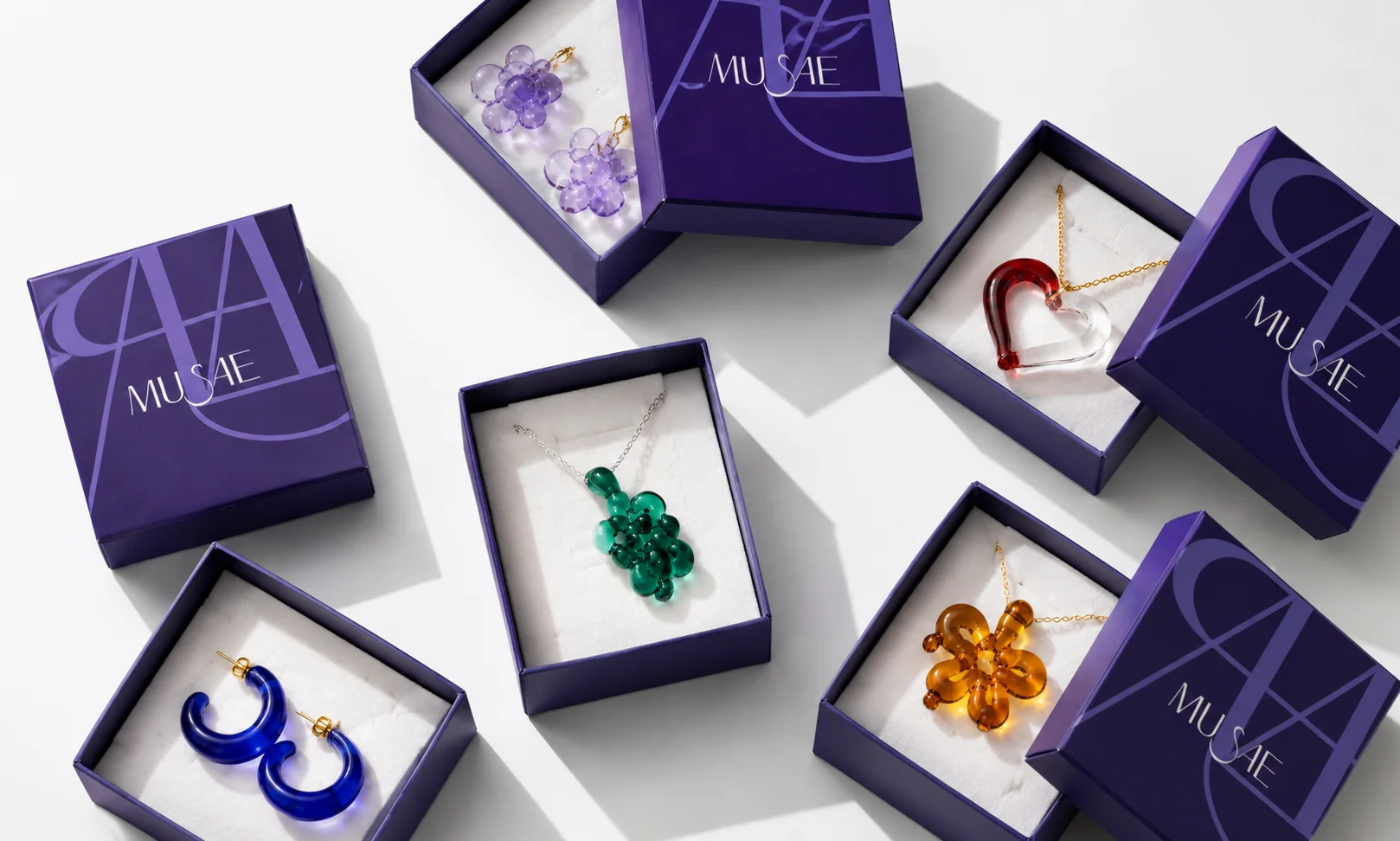 Piezas de joyería artesanal de vidrio y plata terminadas, listas para envío