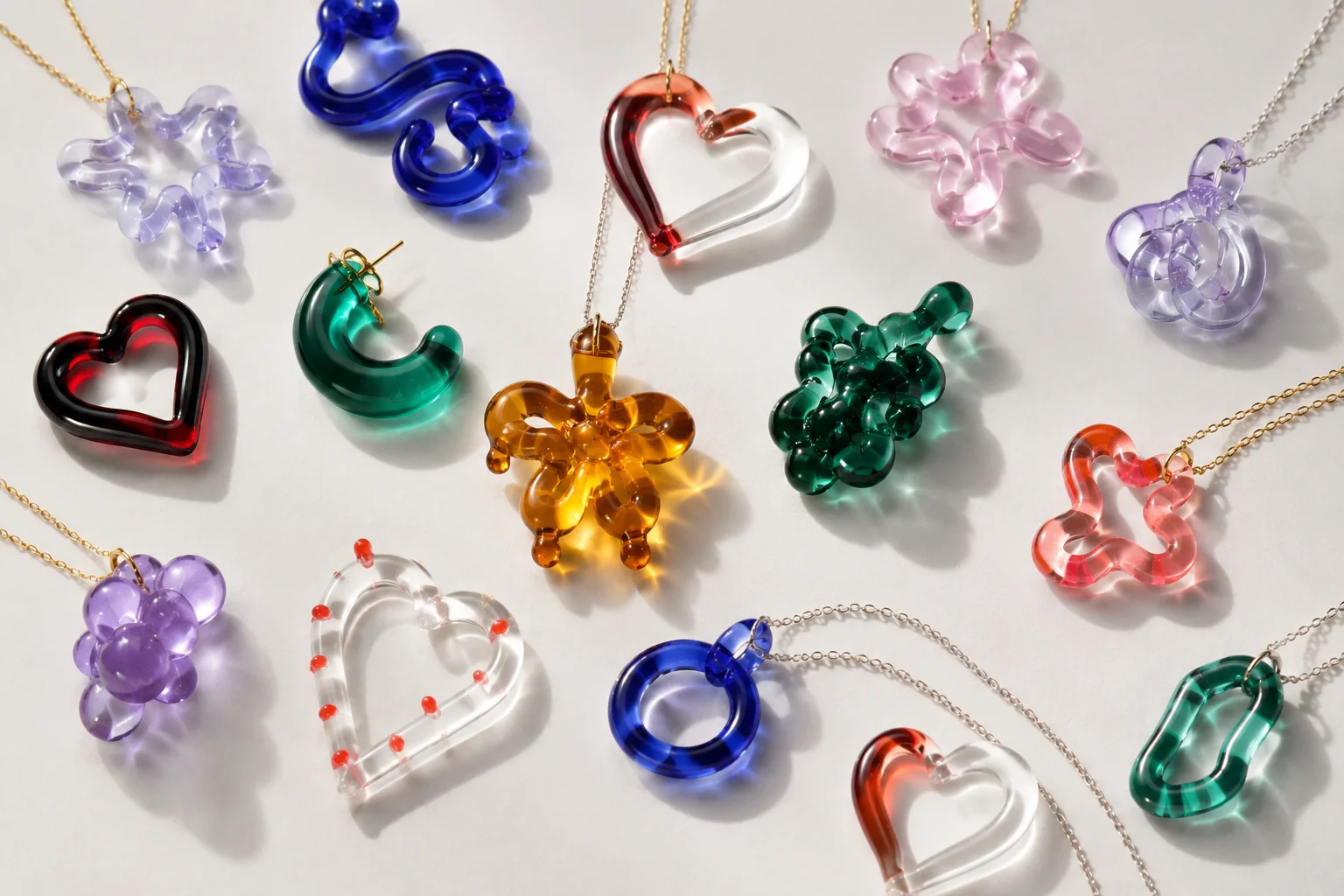 Piezas de joyería artesanal de vidrio y plata 950 terminadas, hechas a mano en Colombia