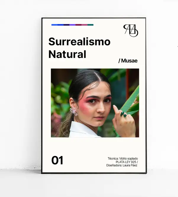 Portada de catálogo titulada "Surrealismo Natural / Musae". Fotografía de una mujer con cabello oscuro, maquillaje rosa intenso y mirada directa a cámara, sosteniendo una hoja verde grande con la mano. Lleva un anillo y pendientes de vidrio soplado. Diseño limpio con tipografía negra, número 01 y créditos de la diseñadora Laura Páez.