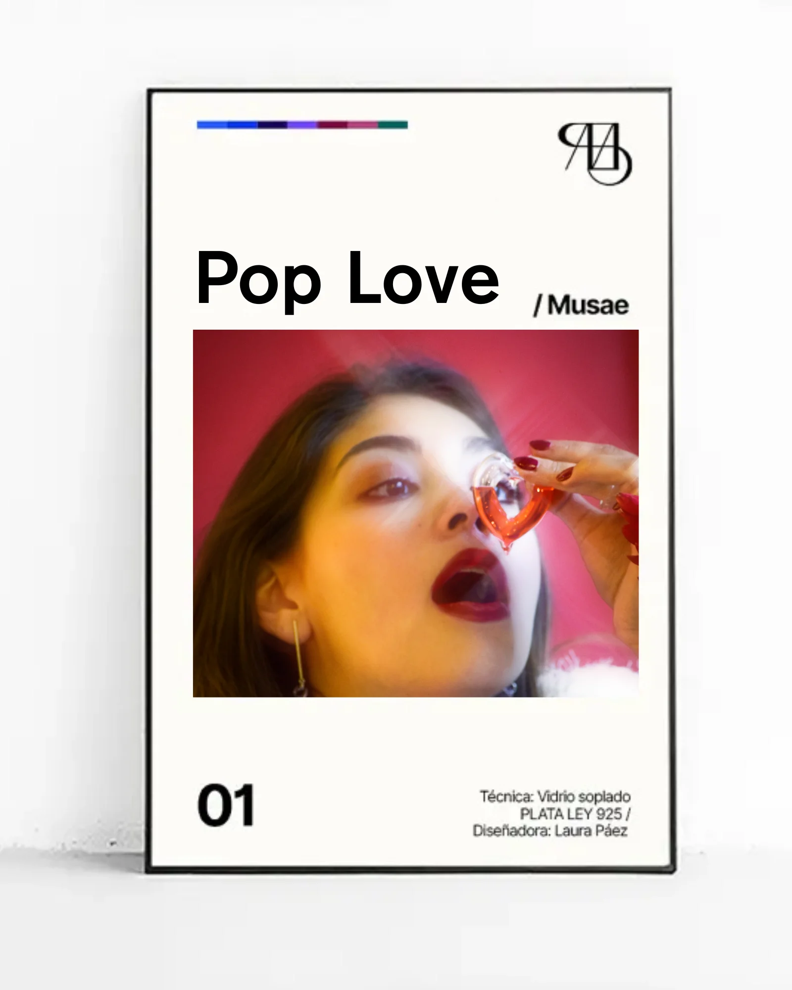 Portada del catálogo de joyería "Pop Love / Musae". Fotografía artística de una mujer con cabello castaño y labios rojos intensos, sosteniendo un corazón de vidrio soplado transparente con tonos rojos y naranjas cerca de su ojo. Fondo rojo vibrante. Diseño minimalista con tipografía negra bold, número 01 y créditos de la diseñadora Laura Páez.