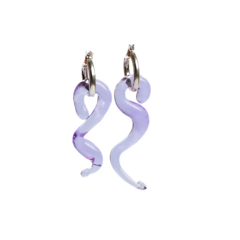 artesano colombiano creando joyería de vidrio soplado en Bogotá