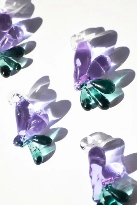 Aretes de vidrio soplado hechos a mano en Colombia en tonos morado y verde