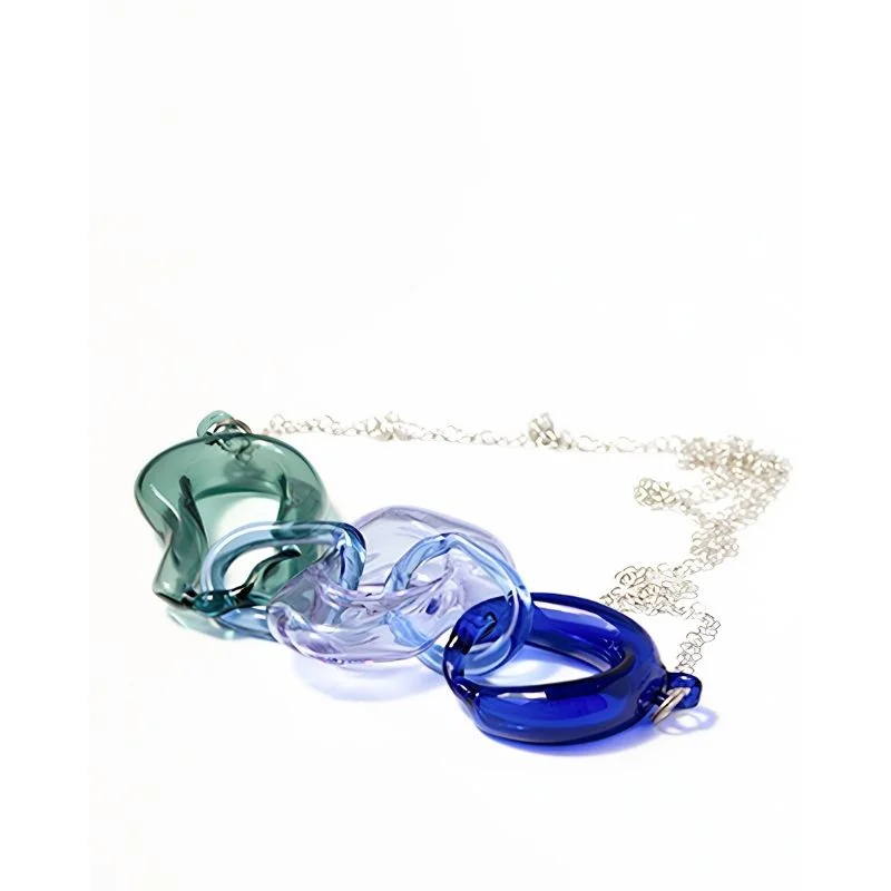 Collar artesanal de vidrio y plata 950 en uso diario
