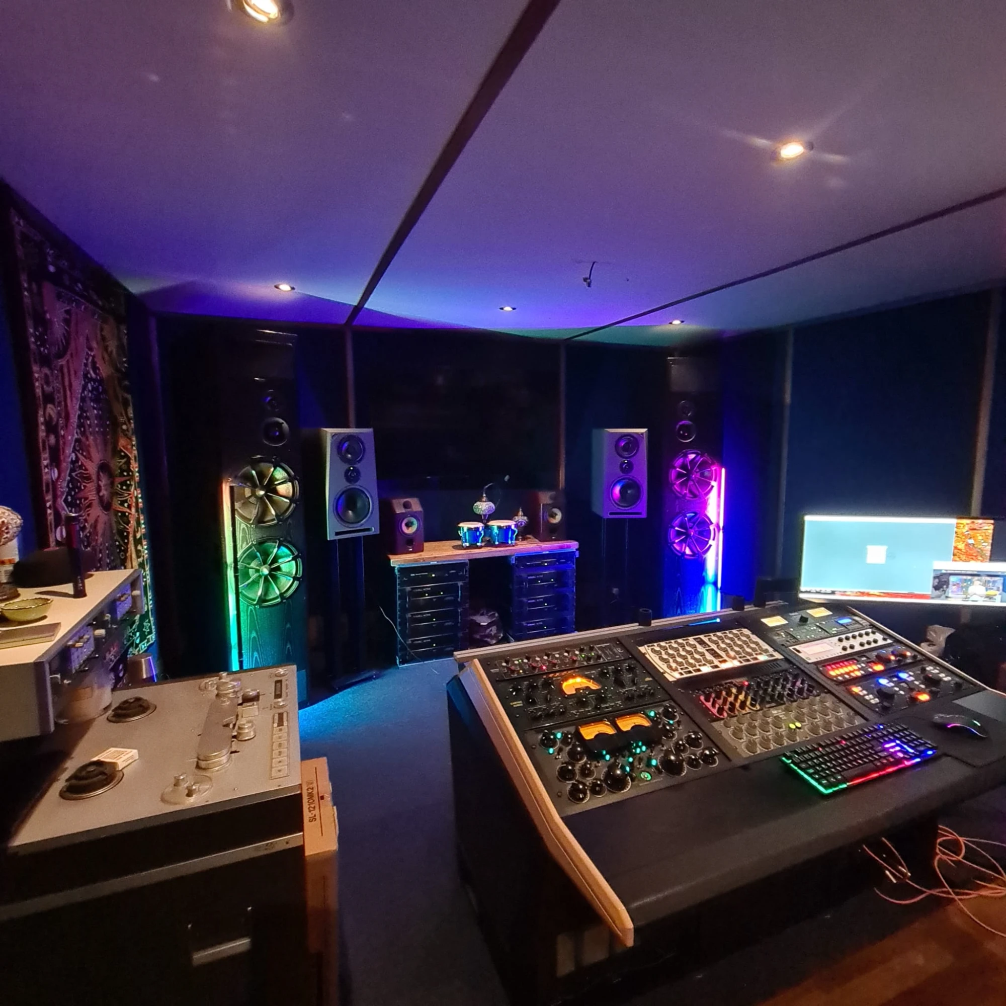 https://firebasestorage.googleapis.com/v0/b/musicwall-15470.appspot.com/o/prousers%2F5IXHXB1QddOWZfJHJmKwanWI0eU2%2Fui%2FcustomBackground.webp?alt=media&token=6daa380a-0991-4516-9fb8-726ce9c7003c