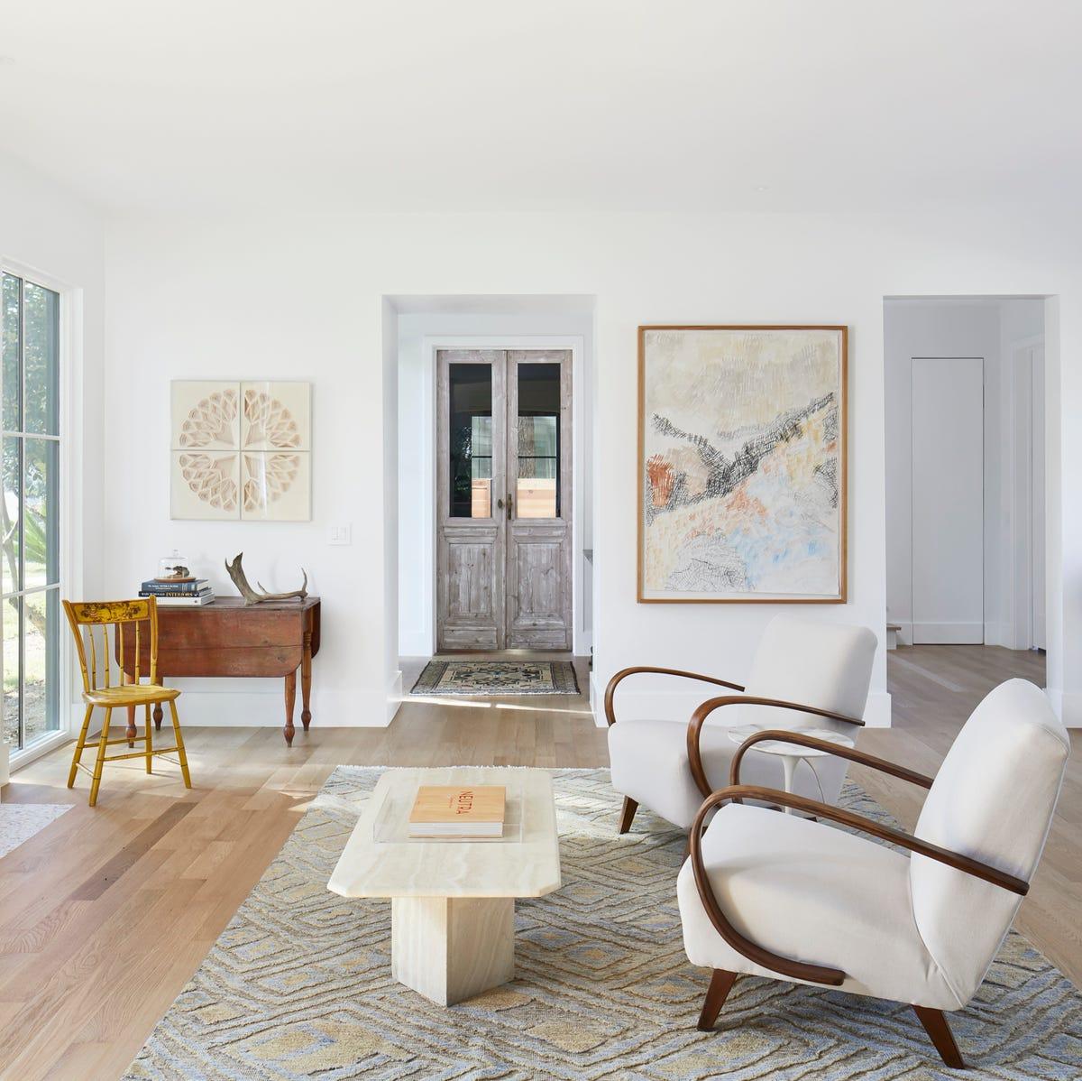 A living room with white chairs and a table

AI-generated content may be incorrect.