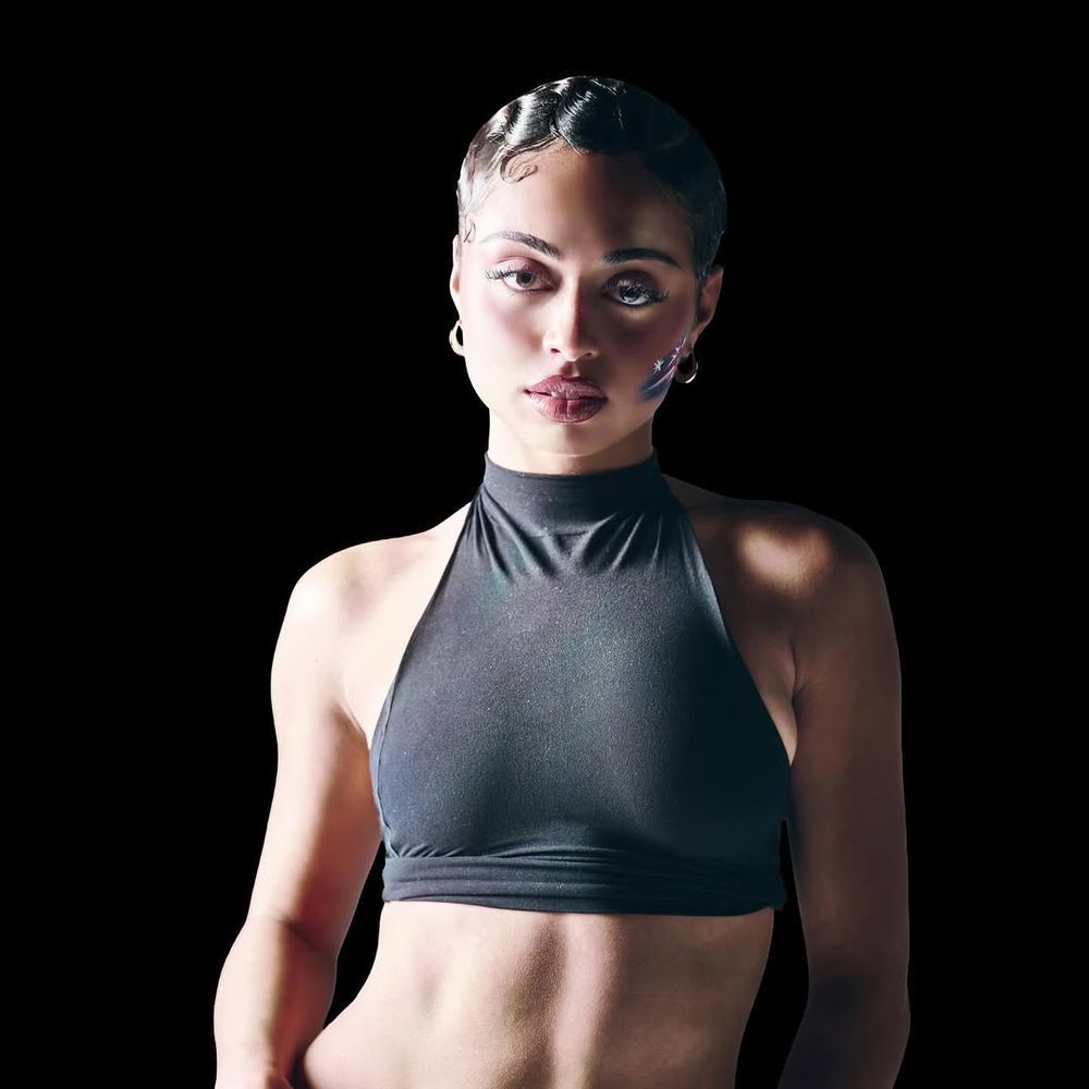 https://firebasestorage.googleapis.com/v0/b/mvnt-app.appspot.com/o/artists-profile-image%2Fchoreographer%2FAALIYAH%2Faaliyah_hero3_1000x1000.jpeg?alt=media