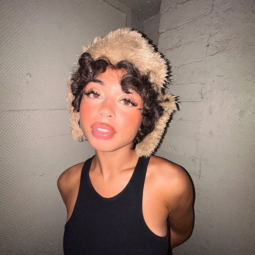 https://firebasestorage.googleapis.com/v0/b/mvnt-app.appspot.com/o/artists-profile-image%2Fchoreographer%2FAALIYAH%2Fhero2_1000x1000.jpeg?alt=media