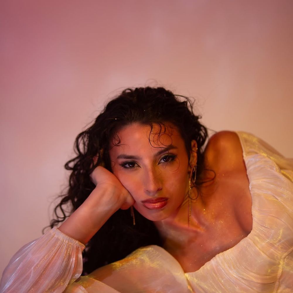 https://firebasestorage.googleapis.com/v0/b/mvnt-app.appspot.com/o/artists-profile-image%2Fchoreographer%2FABBY%2Fabby_hero3_1000x1000.jpeg?alt=media