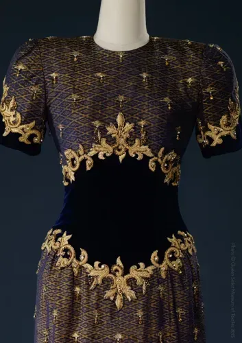 La mode en majesté, haute couture et tradition à la cour de Thaïlande