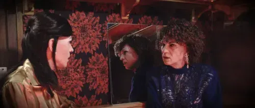 Boucles, bricoles et miroirs