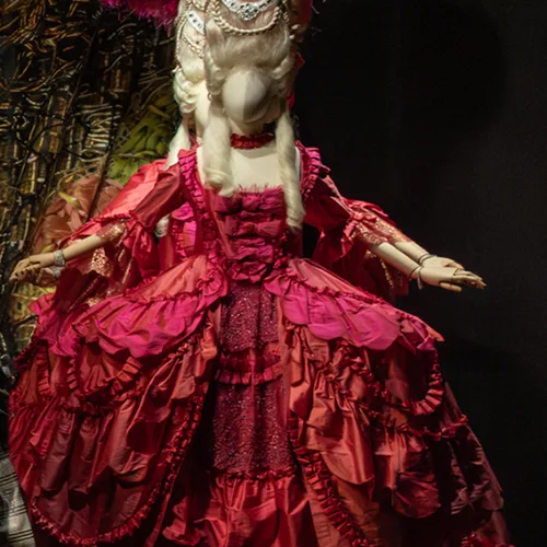 Marie-Antoinette de l'avant-garde à l'avant-scène. Costumes de scène créés par Christian Lacroix