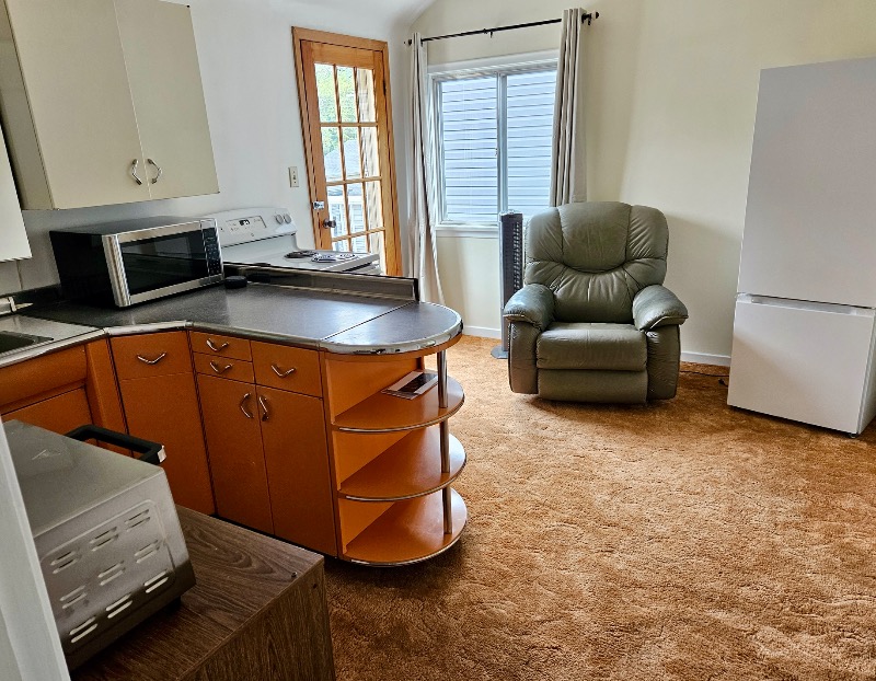 Bright Cozy Private Room in University Area in Upstairs Flat with Bathroom, Kitchen, Balcony