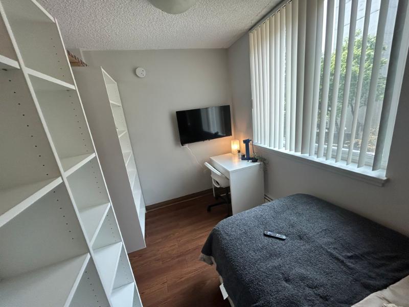 Flex Room Looking for an affordable Flex Room near UofA? This is a great option with all the essentials for comfortable living!