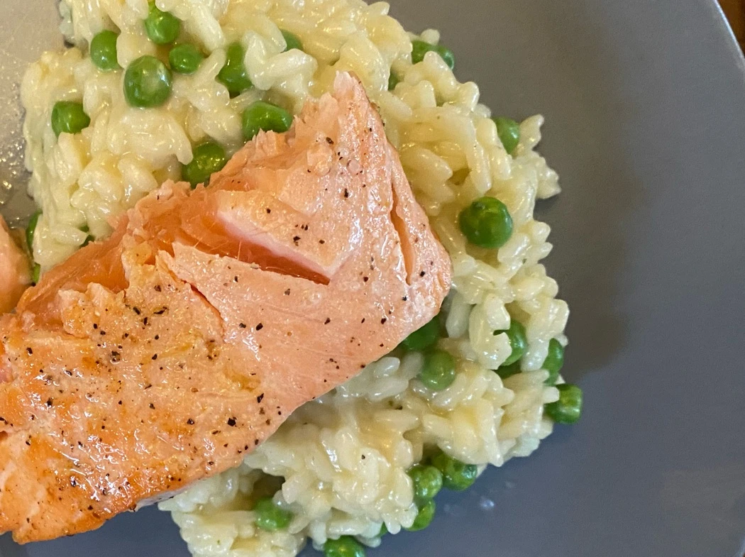Risotto met doperwten en zalmfilet | Yvy