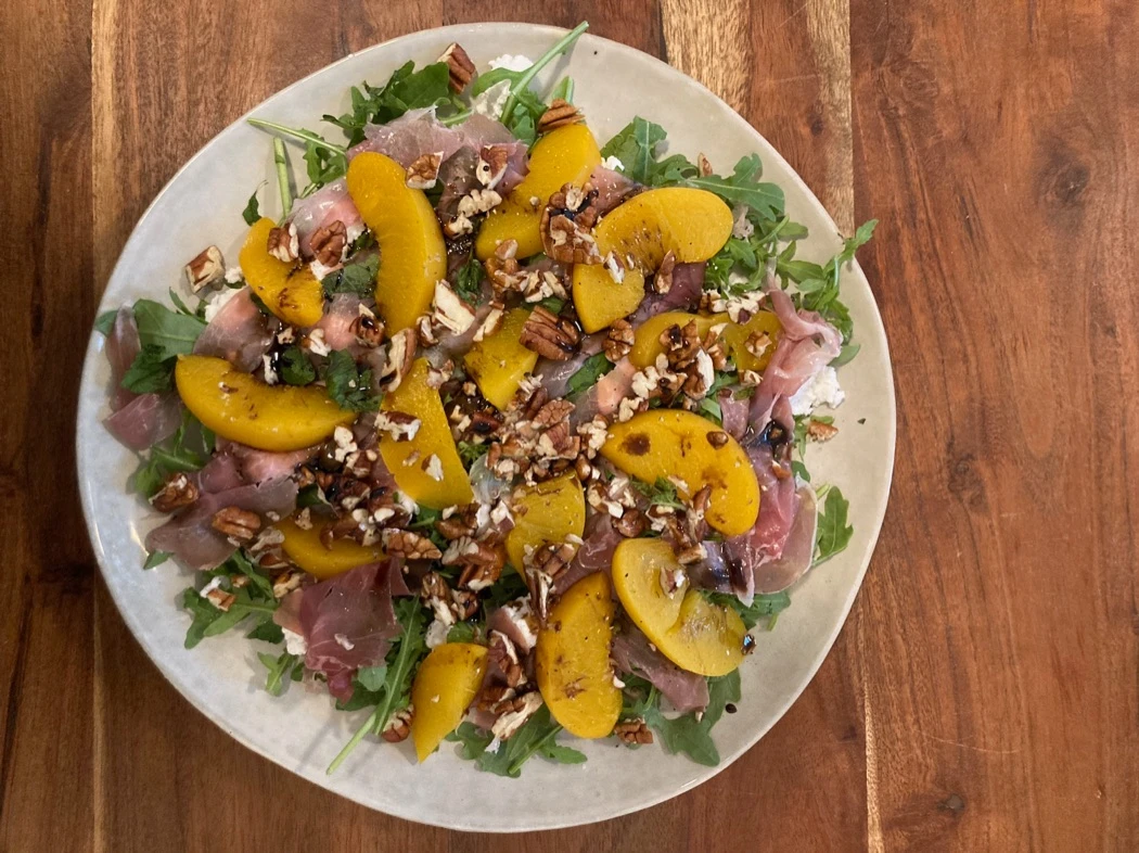 🍑 Roasted peach, pecan and prosciutto salad | Yvy