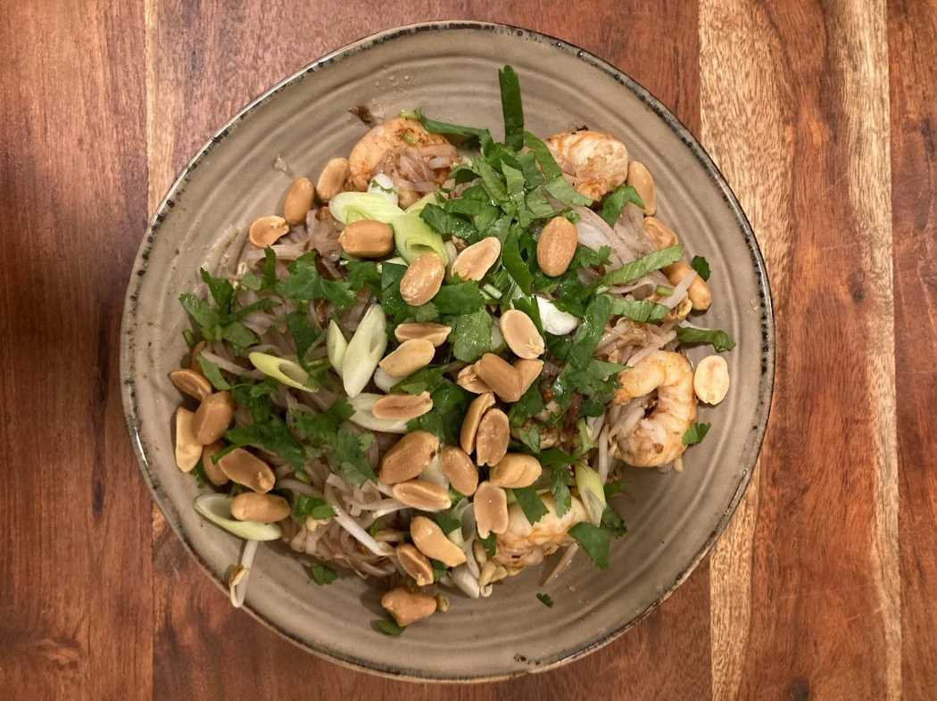Low-impact 🍜 Pad Thai with shrimp or tofu and crunchy topping