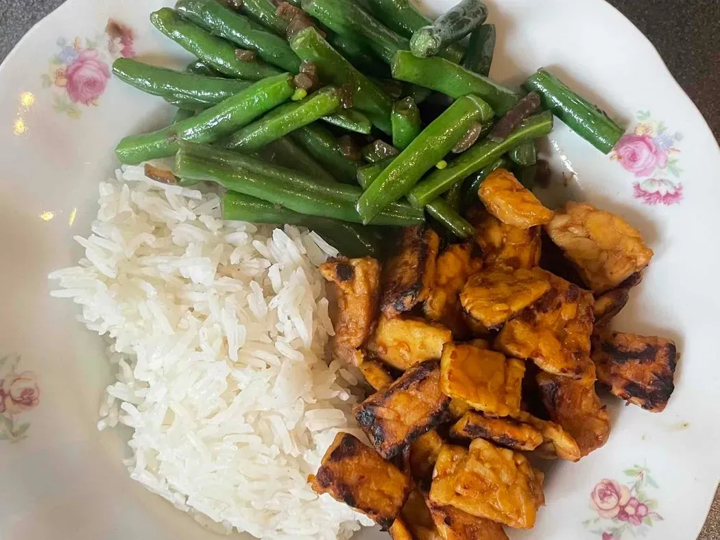 Low-impact Vegan Spicy tempeh, steamy rice & tasty green beans 🫛