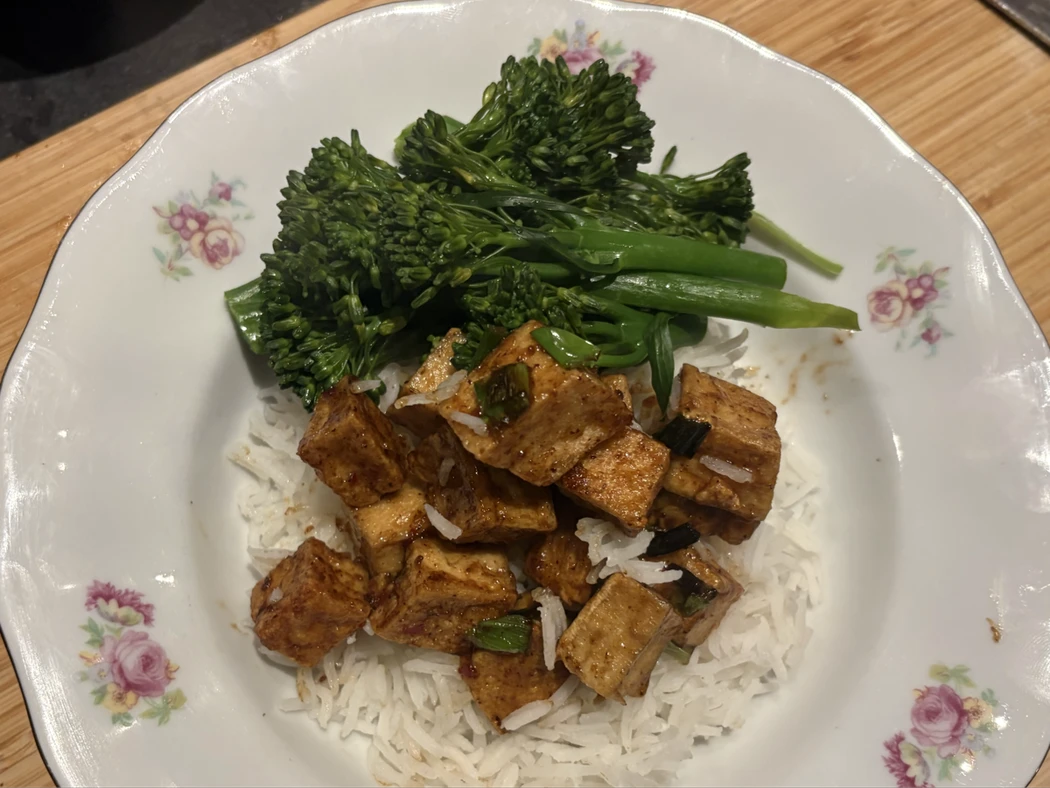 veganistisch Knapperige Sesam-Tofu met Gestoomde Bimi | Yvy