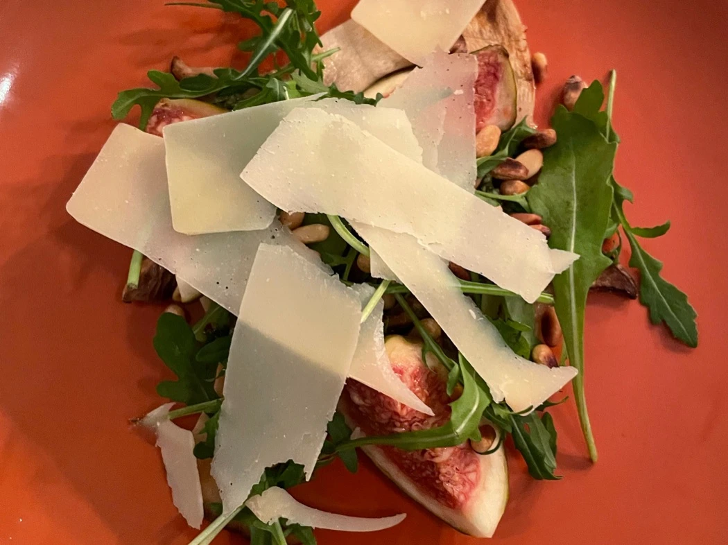 Vijgen-paddenstoelen salade met rucola, pijnboompitten & Parmezaan