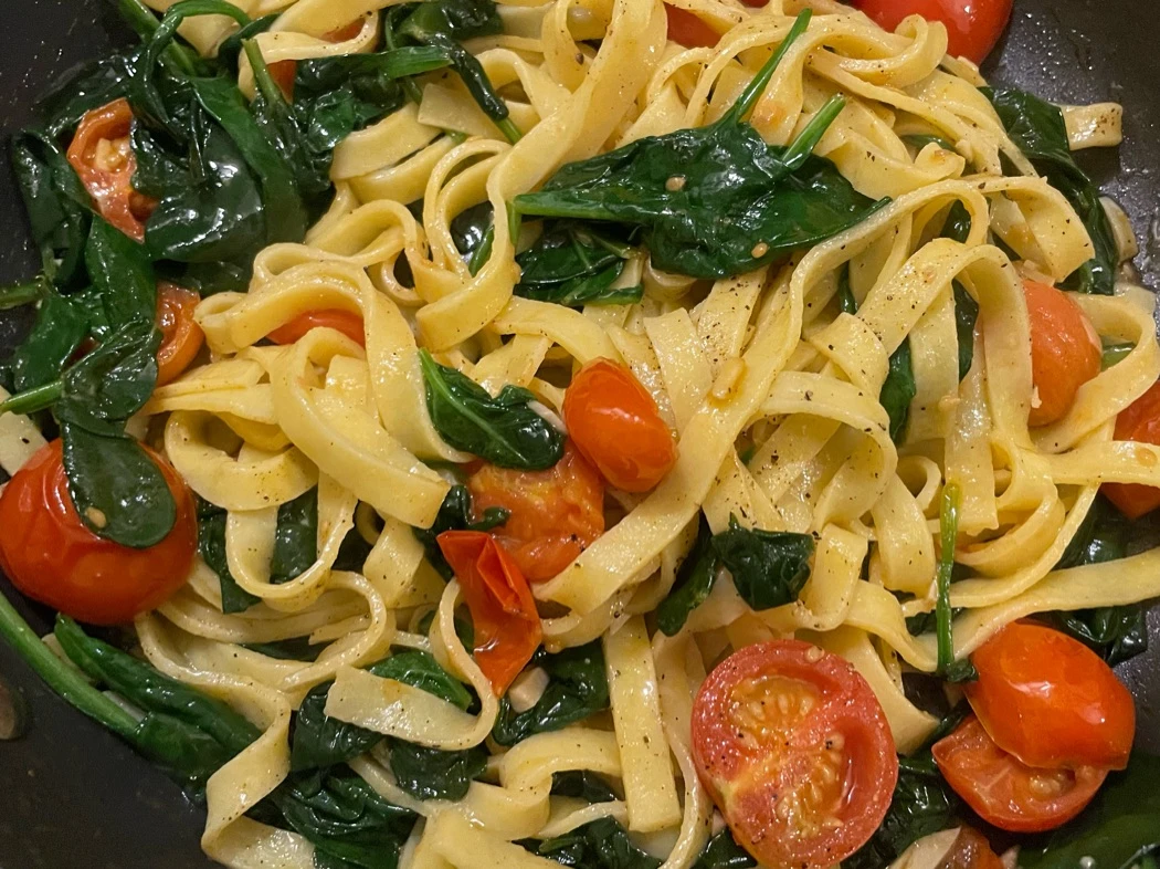 vegetarisch Knoflook tagliatelle met cherry tomaten en spinazie