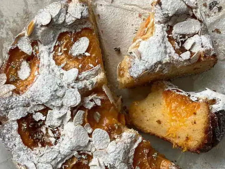 Low-impact Vegetarian apricot, ricotta and almond cake | Yvy