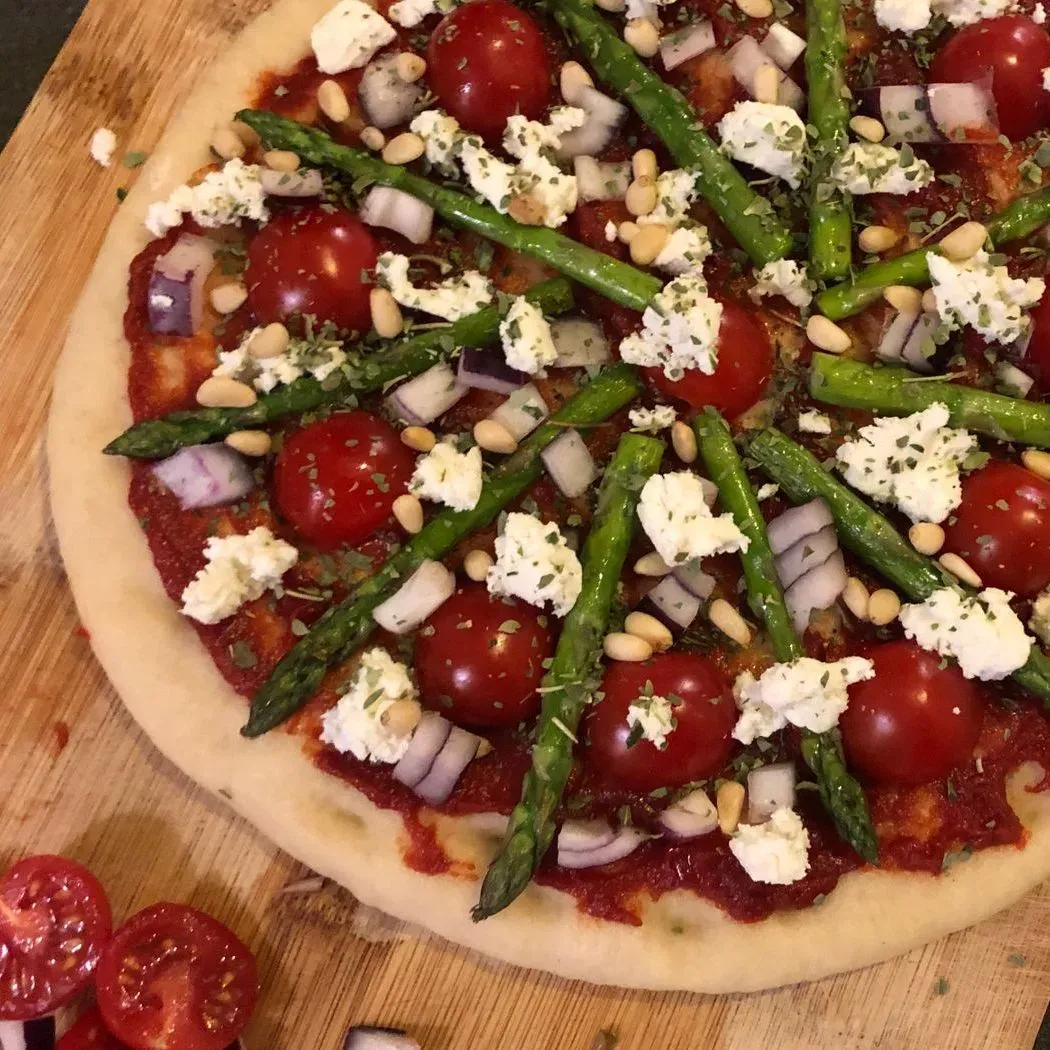 Vegetarian Pizza with goat's cheese and asparagus | Yvy