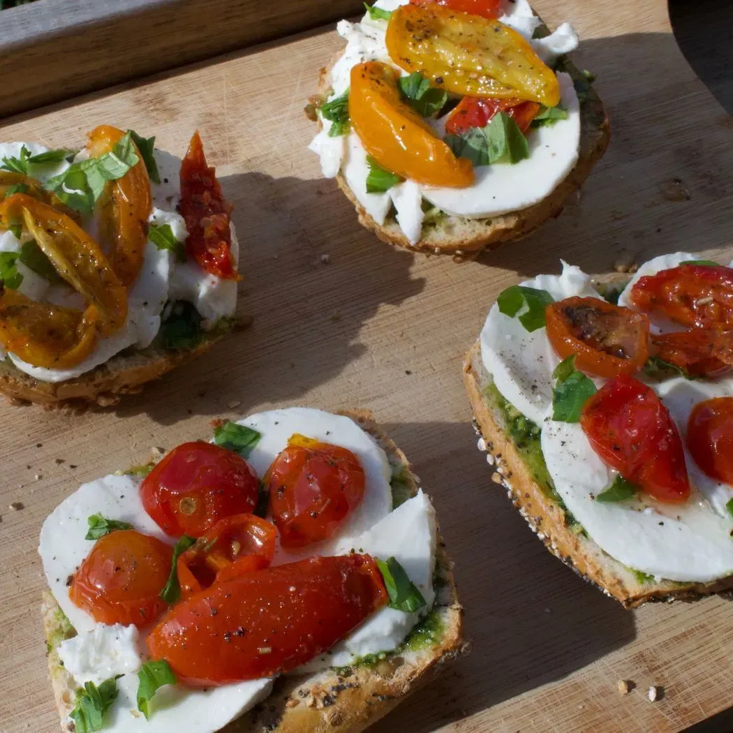 Vegetarian Caprese sandwich with semi sun-dried tomatoes | Yvy