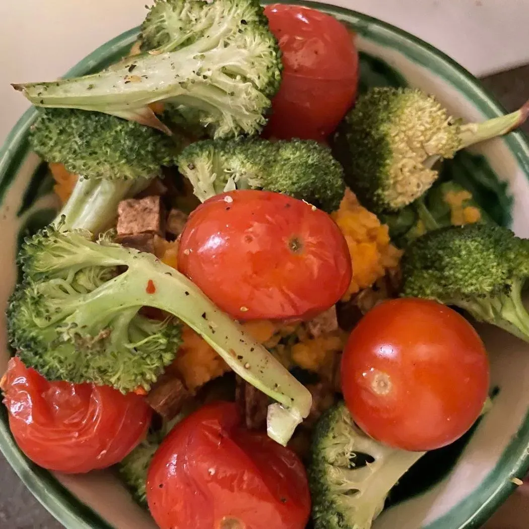 Laag-impact veganistisch Aardappelpuree met gegrilde groenten