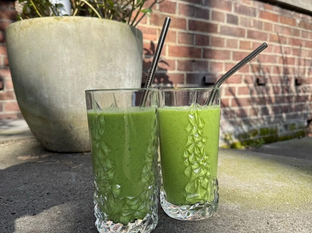Low-impact Vegetarian Green power smoothie | Yvy