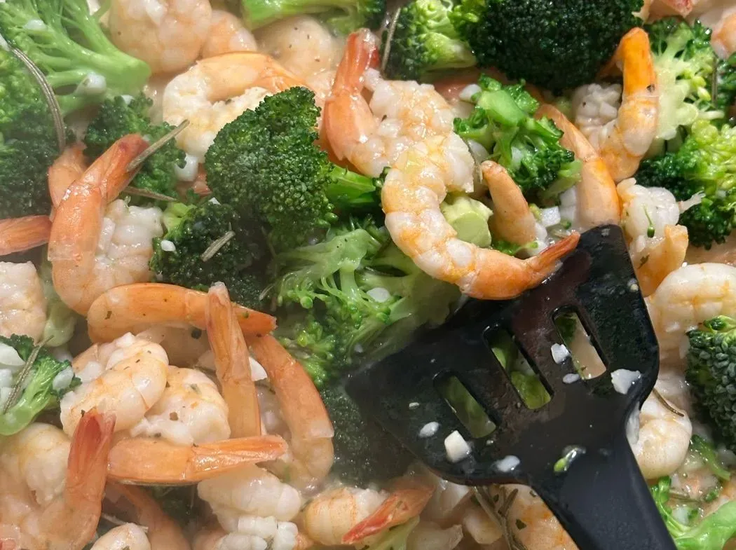 Low-impact One- pan shrimp & broccoli | Yvy