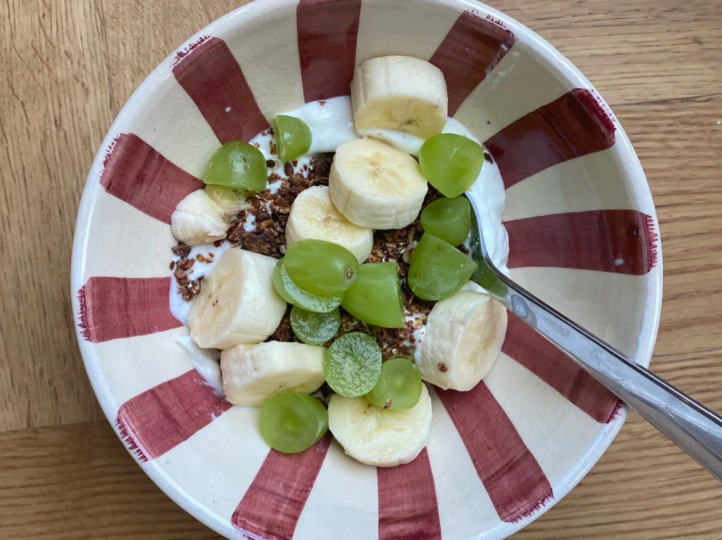 Laag-impact veganistisch Yoghurt met granola & fruit | Yvy