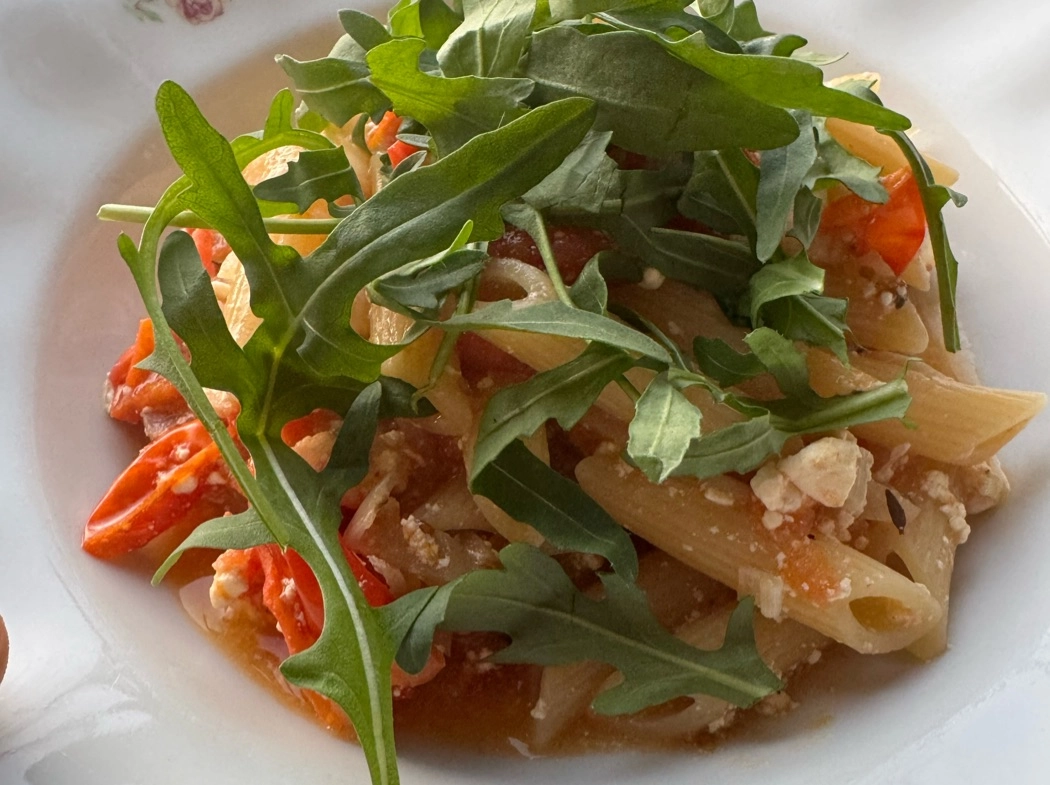 Low-impact Vegetarian High-protein tomato-cottage cheese pasta